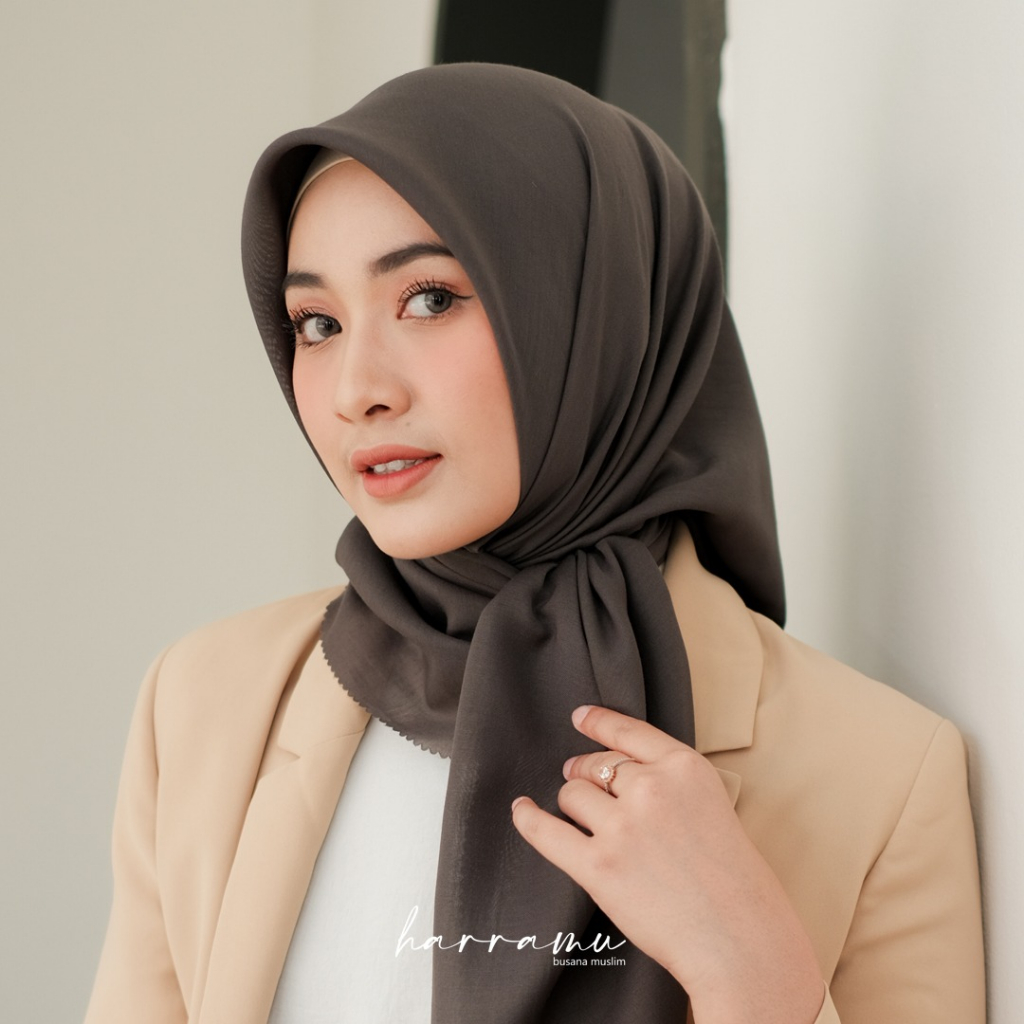 Hijab Segi Empat Polos